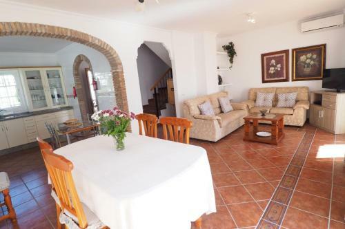 Nerja Paradise Rentals - Villa Buganvilla