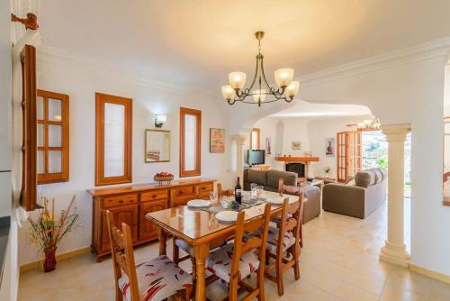 Nerja Villa Sleeps 6 With Pool Air Con And Wifi