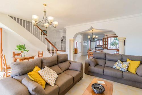 Nerja Villa Sleeps 6 With Pool Air Con And Wifi