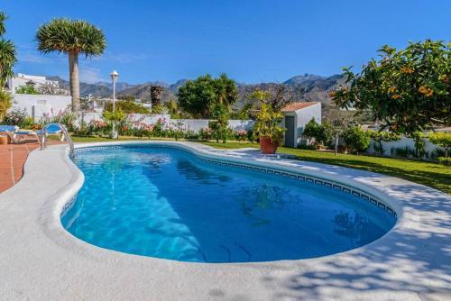 Nerja Villa Sleeps 6 With Pool Air Con And Wifi