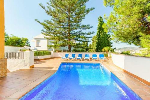 Nerja Villa Sleeps 6 With Pool Air Con And Wifi