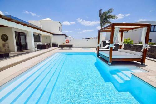Playa Blanca Villa Sleeps 4 With Pool Air Con And Wifi