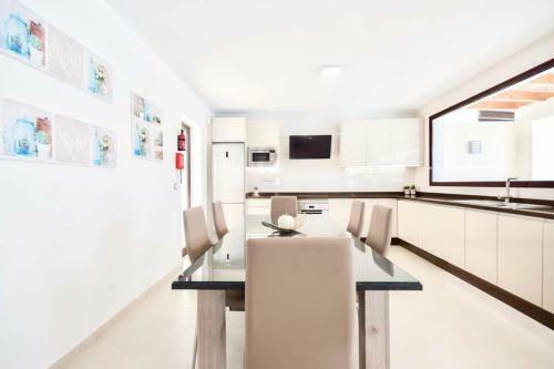 Playa Blanca Villa Sleeps 4 With Pool Air Con And Wifi