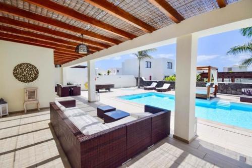 Playa Blanca Villa Sleeps 4 With Pool Air Con And Wifi