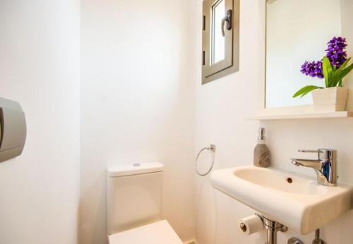 Pollenca Holiday Home Sleeps 5 With Air Con And Wifi