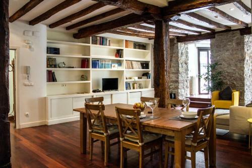 Central, Spacious And Authentic Family Apartment