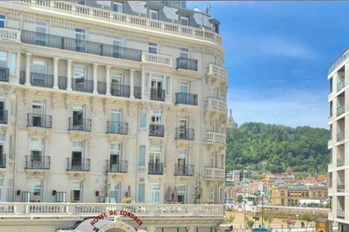 New Gorgeous Central Apartment - Beachfront - 3 Bd