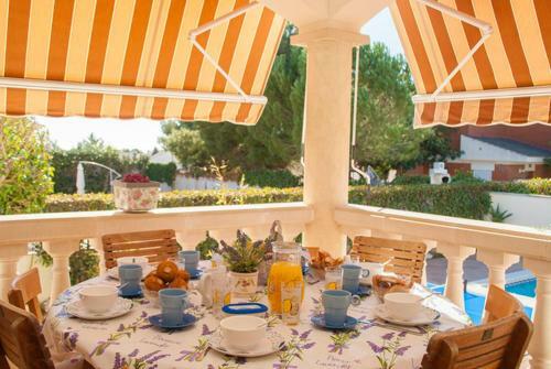 Sant Vicenc de Calders Villa Sleeps 8 Pool Wifi