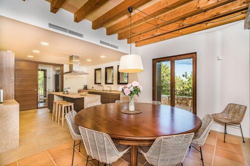 Selva Villa Sleeps 6 With Pool And Air Con