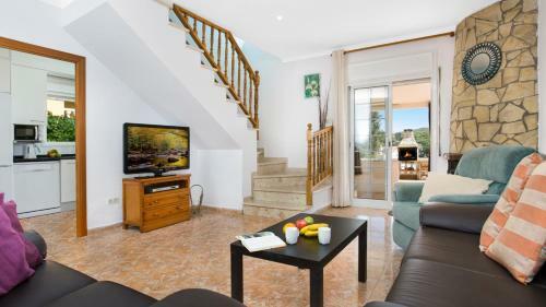 Villa In Tordera Sleeps 8 With Pool
