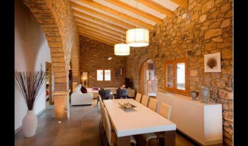 Villa In El Vilosell Sleeps 6 With Pool And Air Con