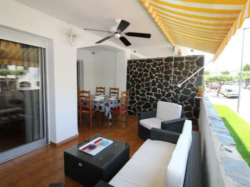 2 Bedroom Apartment Within Walking Distance To The Beach