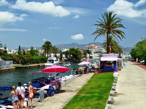 2 Bedroom Apartment Within Walking Distance To The Beach