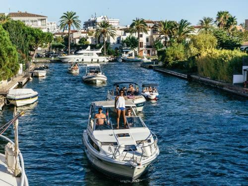 2 Bedroom Apartment Within Walking Distance To The Beach