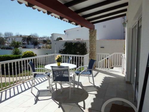 Casa 4 Dormitorios Con Amarre Y Piscina Privados Ref 346