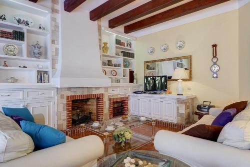 Punta Prima Villa Sleeps 9 With Pool Air Con And Wifi