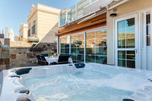 Luxury Apartment With Jacuzzi And Pool Access