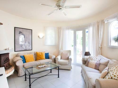 Elegant Holiday Home In Cala D'or With Swimming Pool