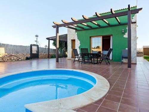 Spacious Holiday Home In Antigua With Swimming Pool