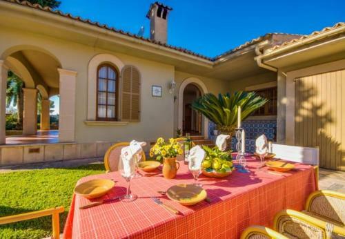 Playa de Muro Holiday Home Sleeps 6 With Air Con