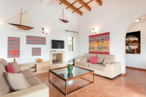 Binibequer Vell Villa Sleeps 8 With Pool Air Con And Wifi