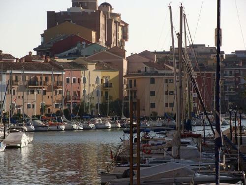 Valencia, Ideally Located 3bed-2bath Apart.few Mints Walk From Beach,pool,shop.
