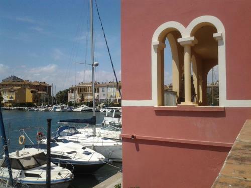 Valencia, Ideally Located 3bed-2bath Apart.few Mints Walk From Beach,pool,shop.