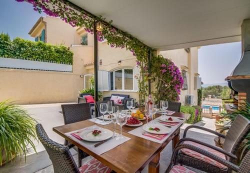 Alcanada Holiday Home Sleeps 5 With Pool And Air Con
