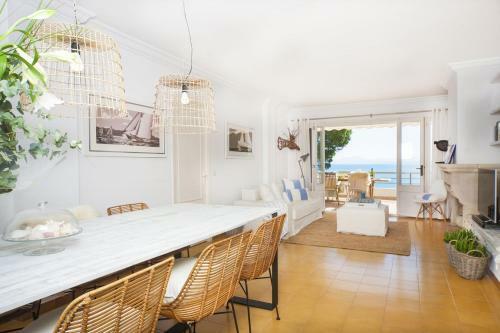 Alcanada Apartment Sleeps 4 With Air Con And Wifi