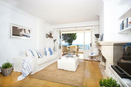 Alcanada Apartment Sleeps 4 With Air Con And Wifi