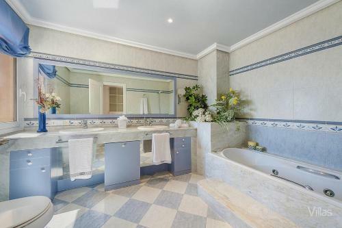 Alcanada Villa Sleeps 8 With Pool Air Con And Wifi