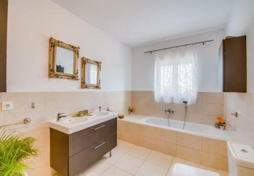 Sa Pobla Villa Sleeps 6 With Pool Air Con And Wifi