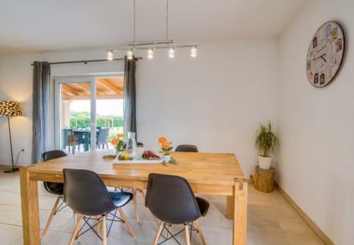 Sa Pobla Villa Sleeps 6 With Pool Air Con And Wifi