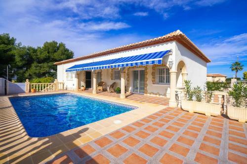 Xabia Villa Sleeps 6 With Pool Air Con And Wifi