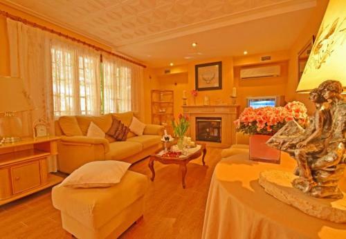 El Toro Villa Sleeps 8 With Pool Air Con And Wifi