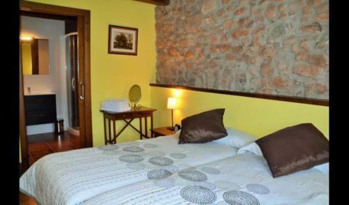 Montcortes Villa Sleeps 11 With Pool