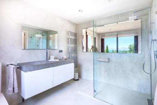 Es Mal Pas Villa Sleeps 10 With Pool And Air Con