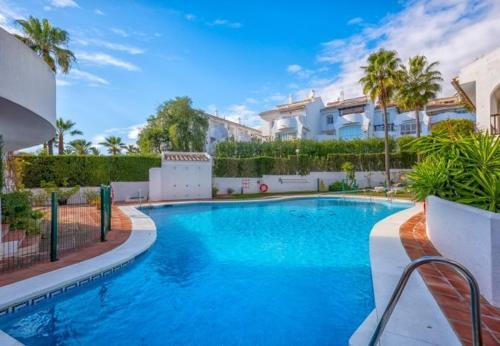 Cabopino Apartment Sleeps 6 Pool Air Con Wifi