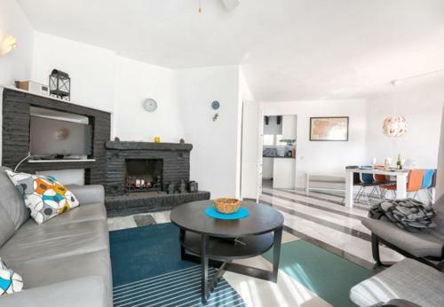 Cabopino Apartment Sleeps 6 Pool Air Con Wifi