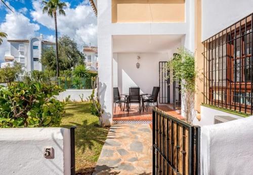 Cabopino Apartment Sleeps 4 Pool Air Con Wifi