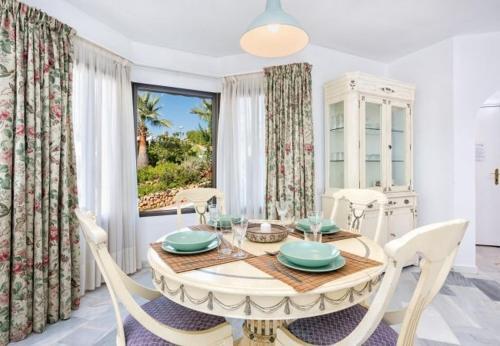 Cabopino Apartment Sleeps 4 Pool Air Con Wifi