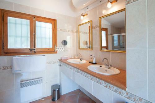 Fornells Holiday Home Sleeps 6 With Pool And Wifi