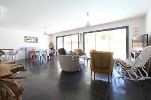 Nouveau : Villa 5 Chambres Avec Piscine