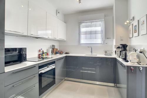 Nice Two-bed Apartment Terrace Port Vauban In Antibes