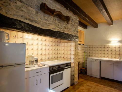 G�te Archignac, 3 Pi�ces, 4 Personnes - Fr-1-616-31