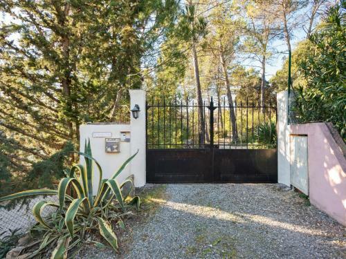 Lavish Villa In Bagnols-en-for�t With Swimming Pool
