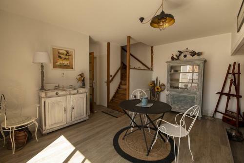 Une Grande Maison Blanche Sous Le Ciel Bleu de Noirmoutier