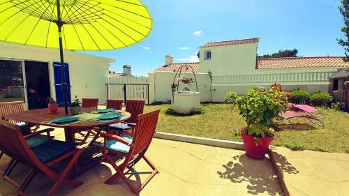 Une Grande Maison Blanche Sous Le Ciel Bleu de Noirmoutier