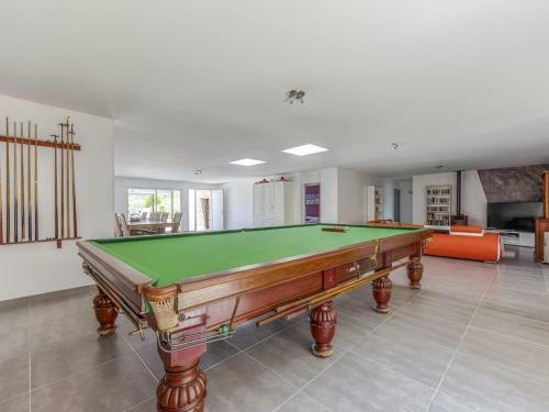 Magnificent Holiday Home In Bize-minervois With Jacuzzi