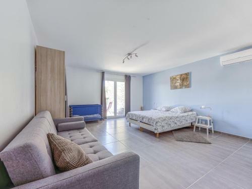 Magnificent Holiday Home In Bize-minervois With Jacuzzi